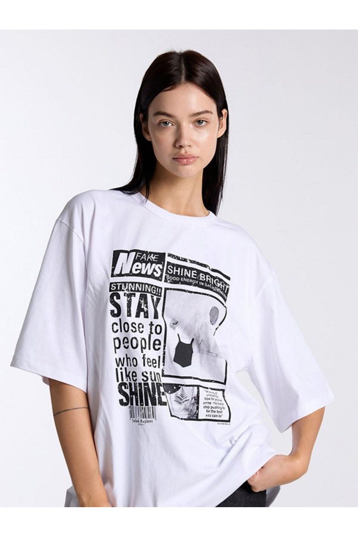 ELNOYA Unisex Pamuklu Beyaz Oversize "News" Baskılı Minimalist Bisiklet Yaka Rahat T-shirt