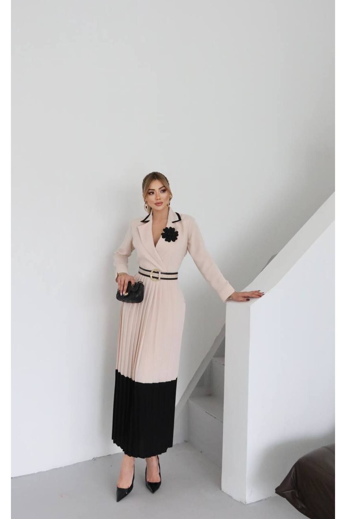 Castivo Fashion Çiçek Broşlu Kruvaze Yaka Kemerli Renk Bloklu Pliseli Elbise