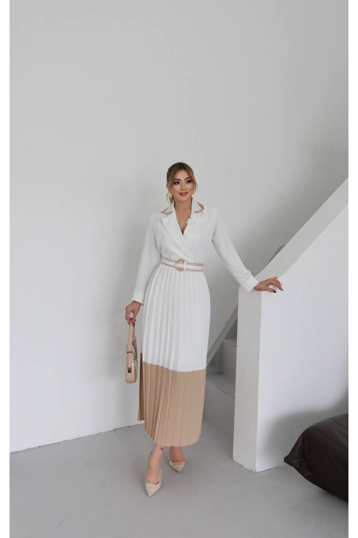 Castivo Fashion Çiçek Broşlu Kruvaze Yaka Kemerli Renk Bloklu Pliseli Elbise