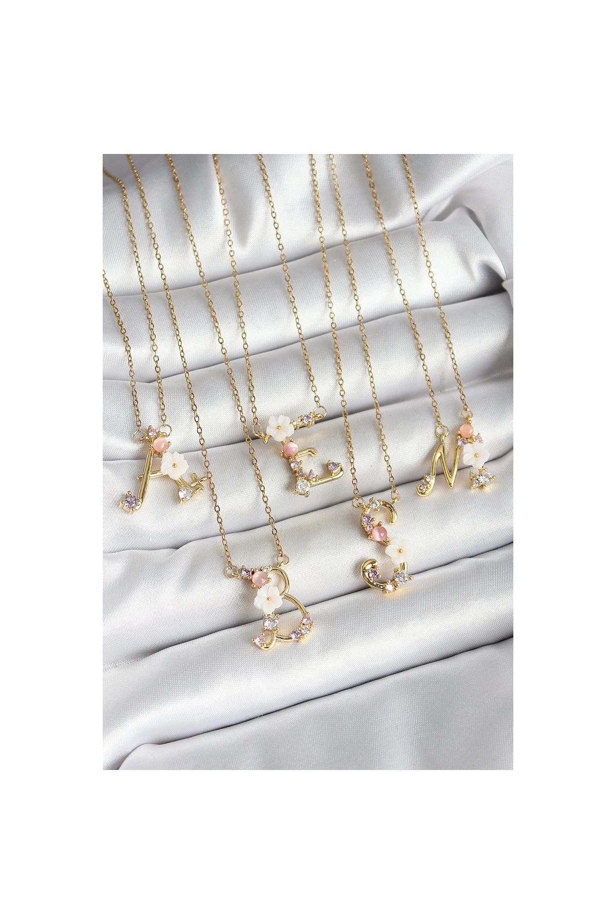 Narnuga 316L Çelik Gold Renk Zirkon Taşlı Çiçek Detaylı Harf Kolye 24'lü Paket Kolye - TJ-BKO10238