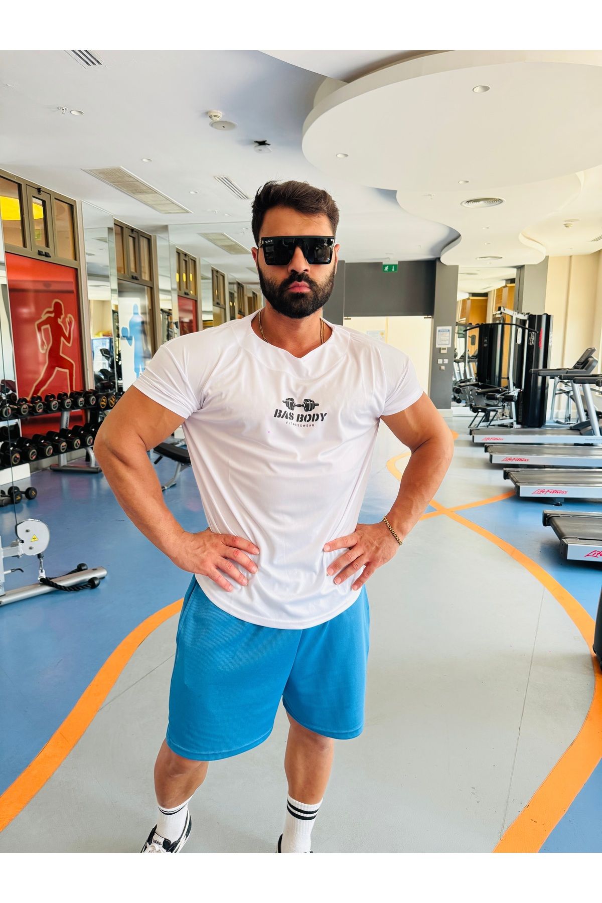 Bas Body FitnessWear Beyaz Bas Body Logolu Kollar Dar Oversize Kesim V Yaka Spor Fitness Tişört