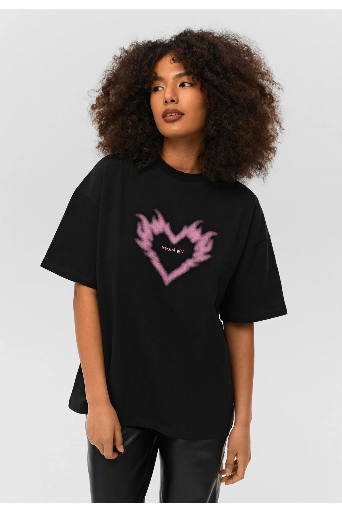 ELNOYA Unisex Pamuklu Siyah Oversize "Kalp" Baskılı Bisiklet Yaka Rahat T-shirt