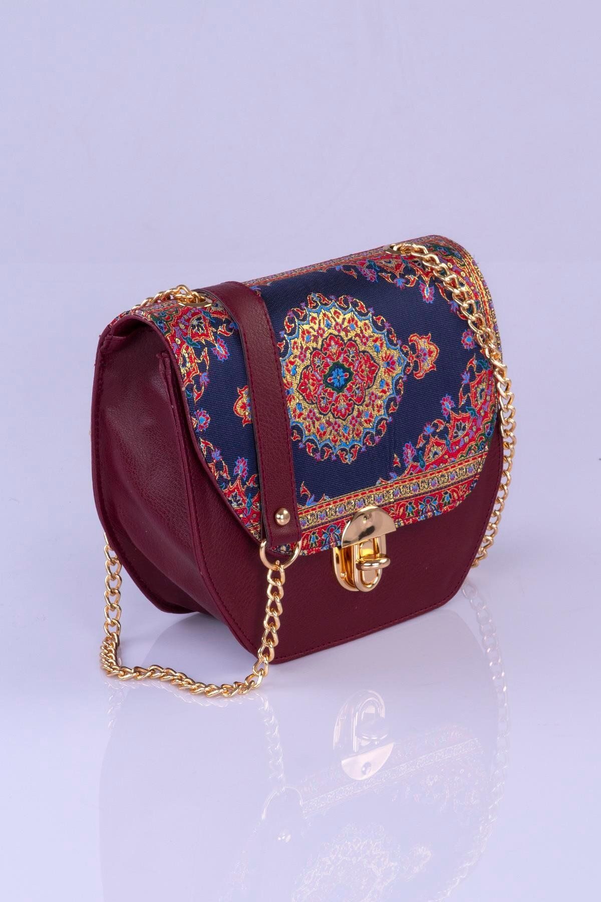 MODA Renkli Etnik Kilim Desenli Kadın Omuz Çantası – Bohem Tarz, Zincir Askılı, Kilit Kapak