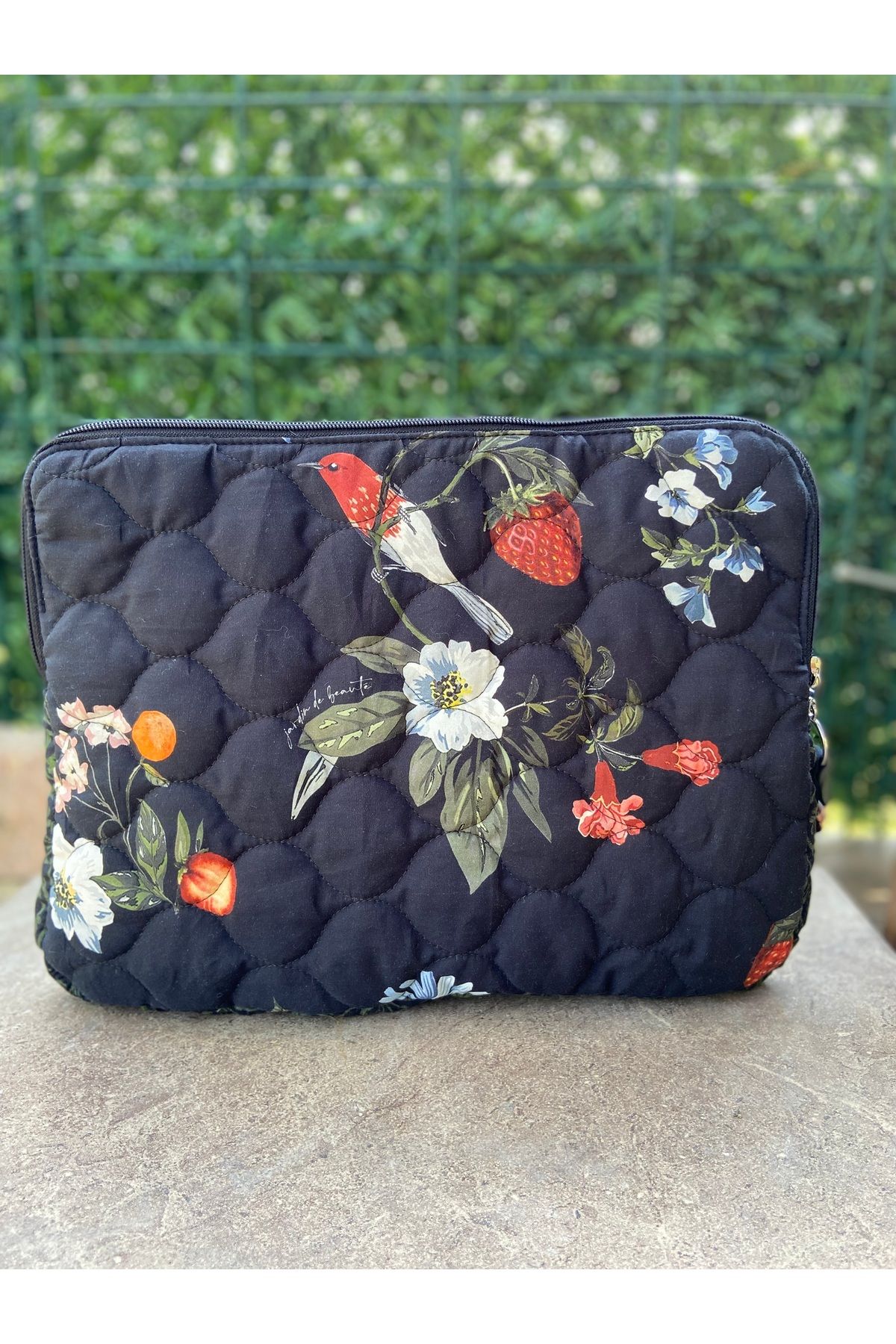 Cream Siyah Kapitoneli Çiçek Desenli Laptop Tablet Çantası