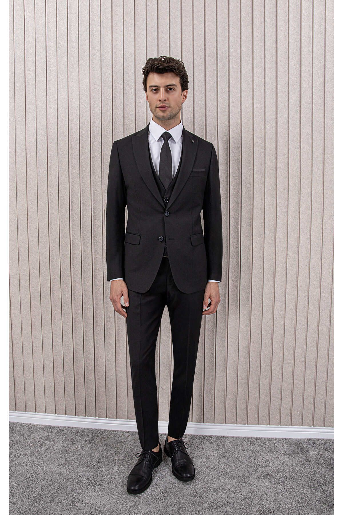 MUBE Erkek Yünlü Slim Fit Sivri Yaka Yelekli Takım Elbise