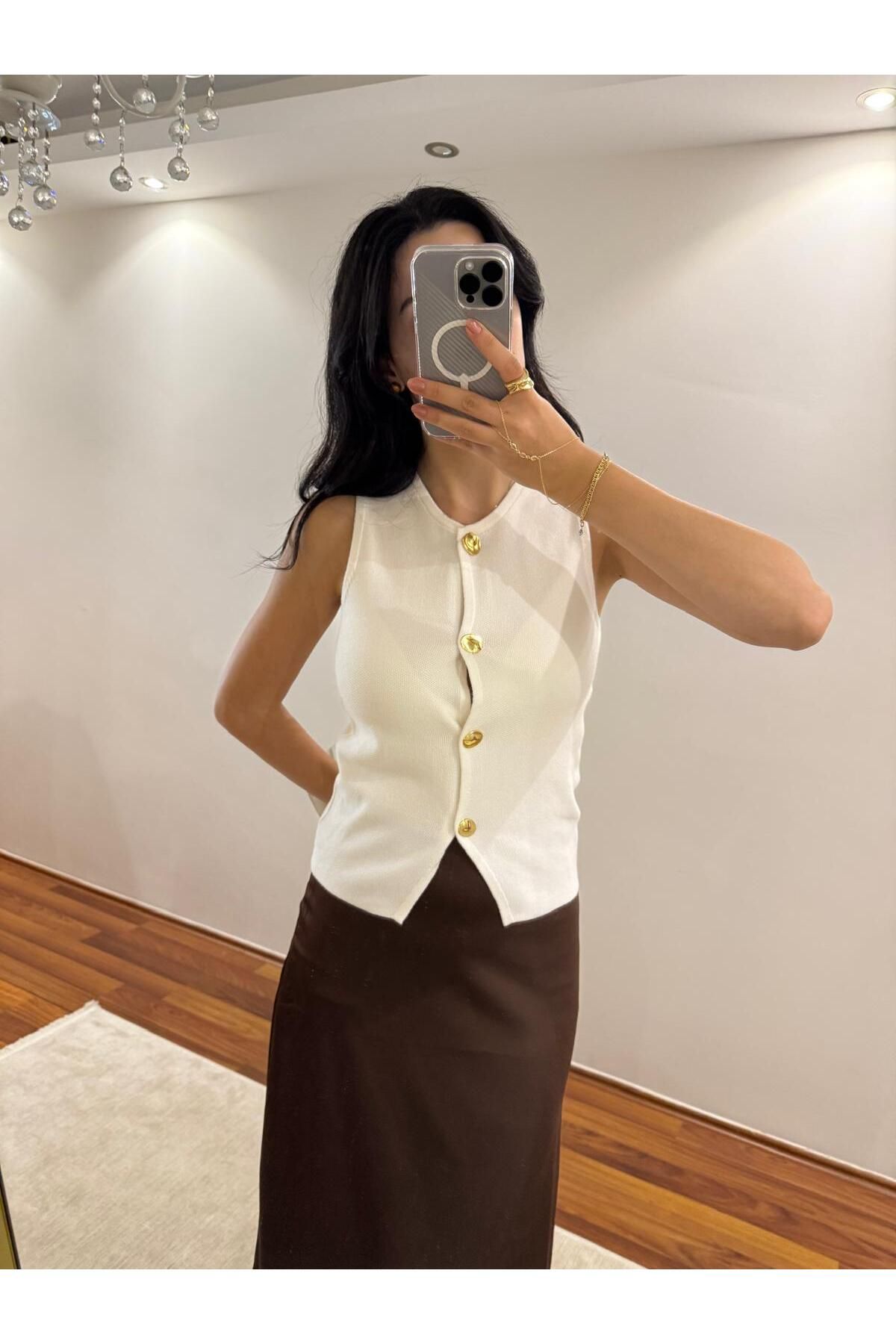 Mihri Atelier Butik BEYAZ GOLD DÜĞMELİ BLUZ