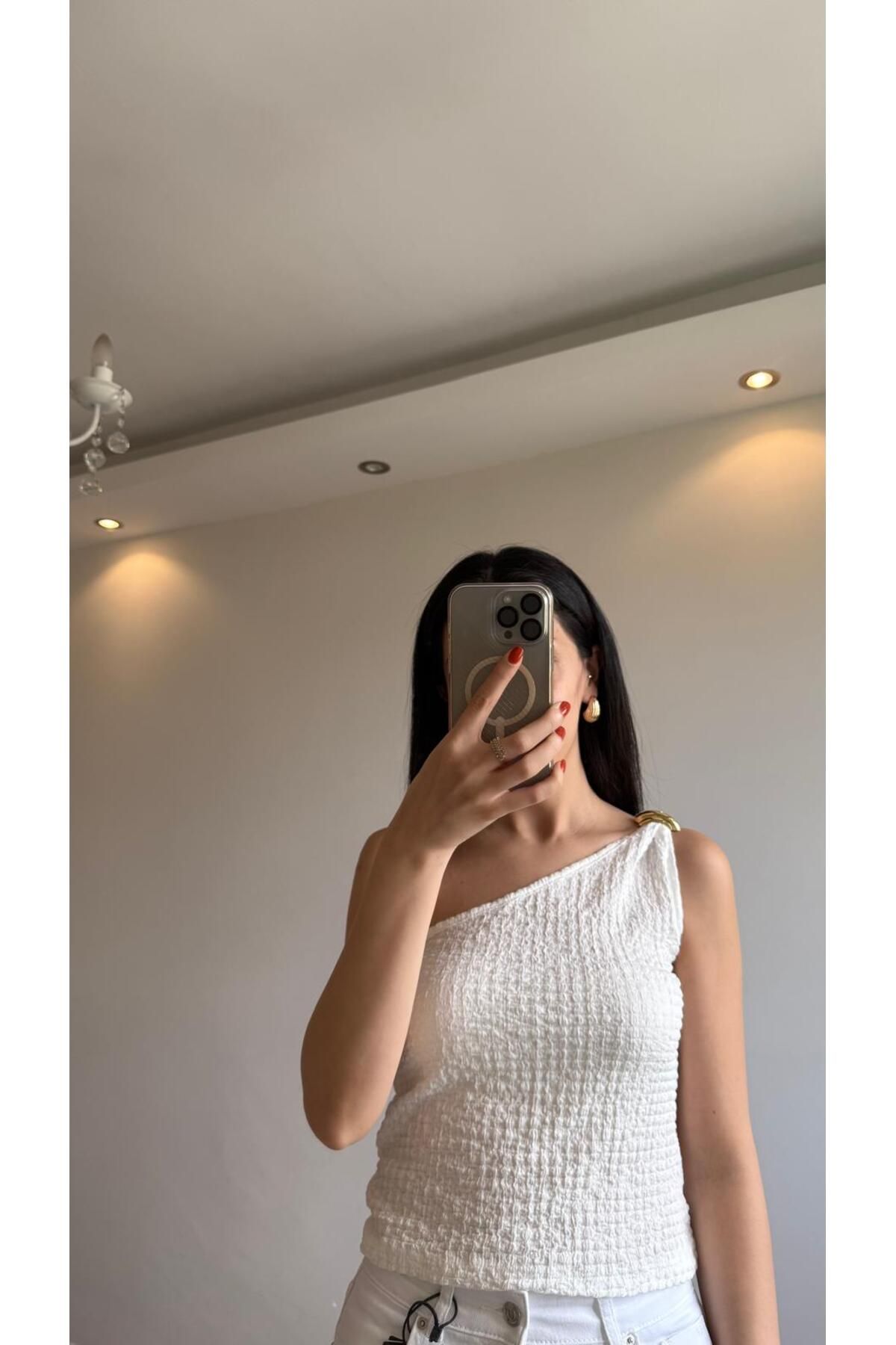Mihri Atelier Butik AKSESUARLI TEK OMUZ BEYAZ BLUZ