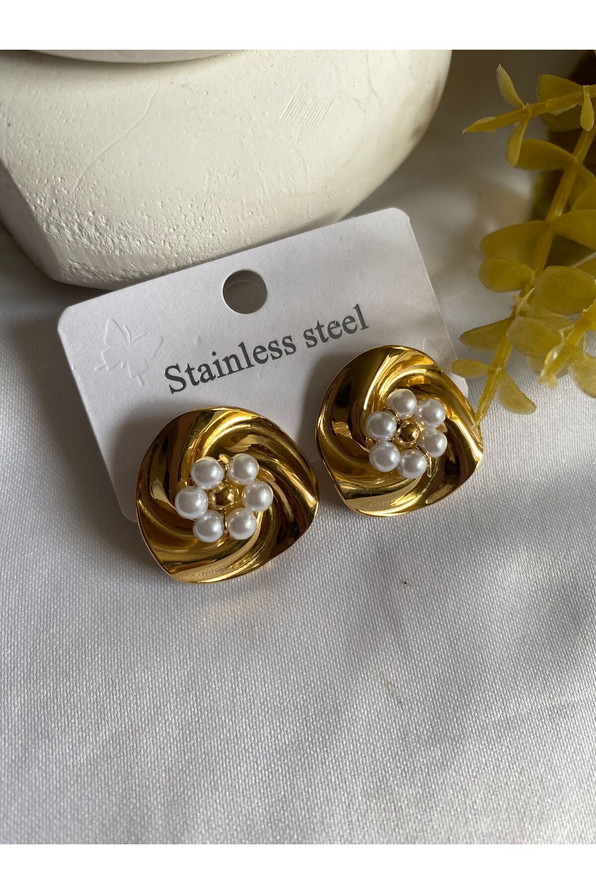 ŞİMŞEK KIRTASİYE BİJUTERİ İNCİ BONCUKLU ORTASI ÇİÇEK MODELLİ GOLD ÇELİK KÜPE
