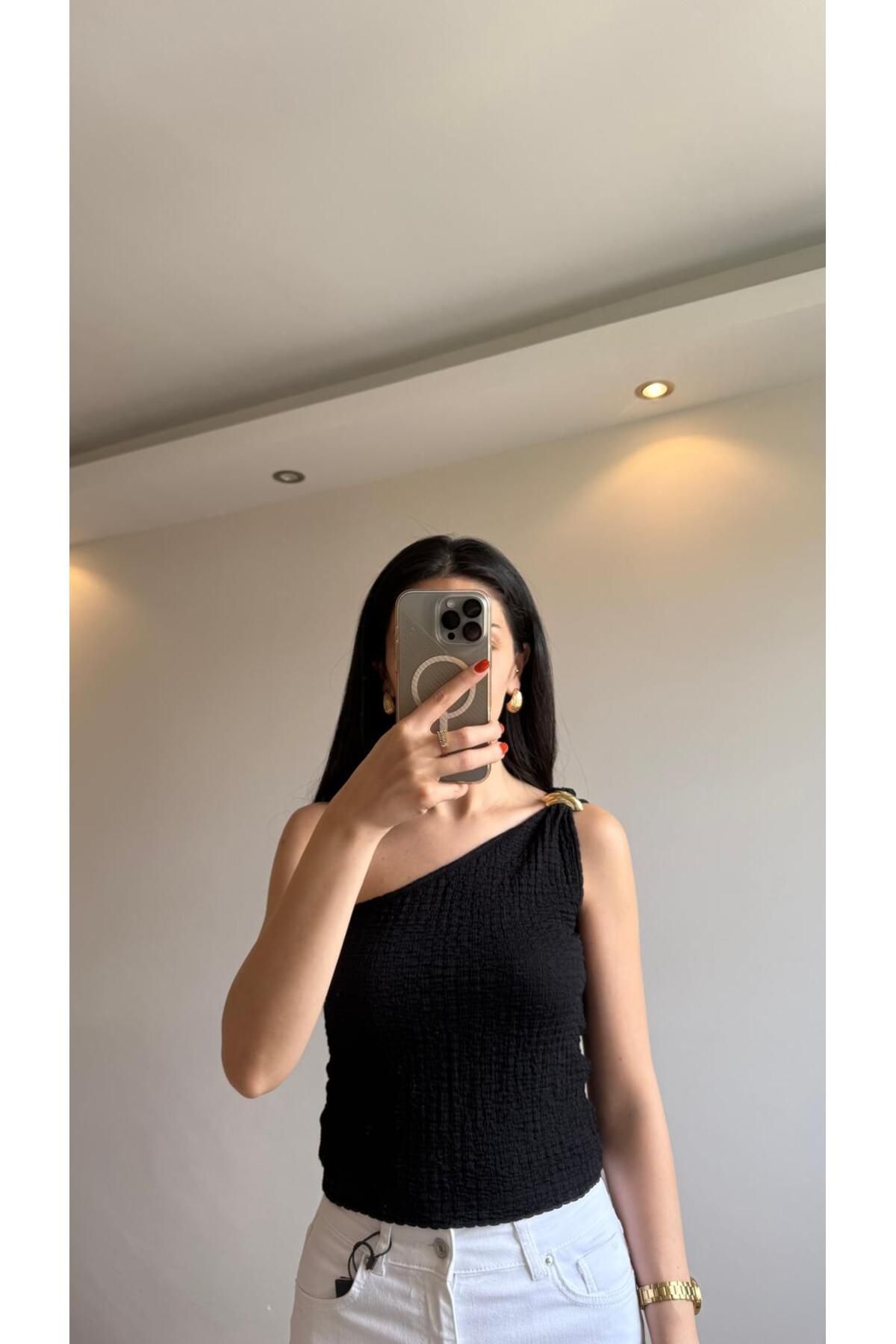 Mihri Atelier Butik AKSESUARLI TEK OMUZ SİYAH BLUZ