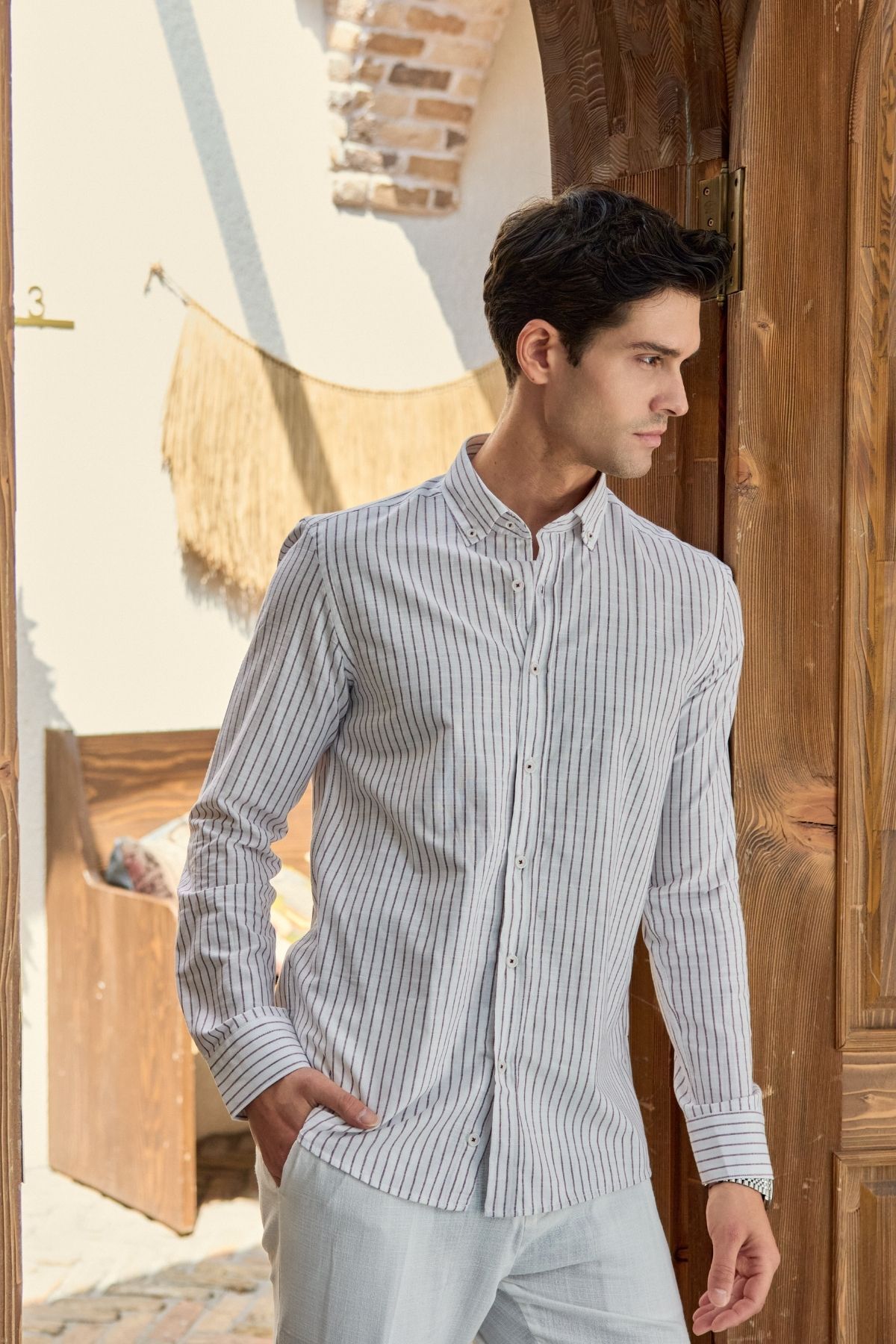 Livio Ferri Onan Erkek Klasik Gömlek Modern Slim Fit Keten Görünümlü İnce Çizgili Desen