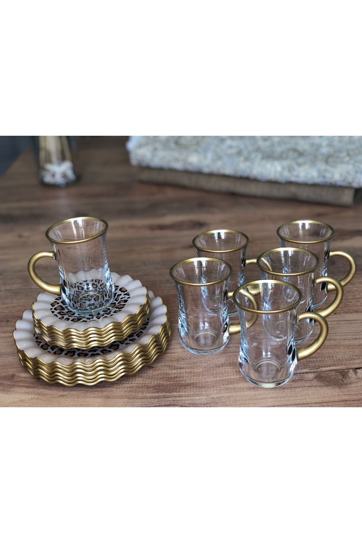 B&M Leopar Desenli Kıvrımlı 18 Parça Çay Keyfi Seti (Kulplu Bardak)