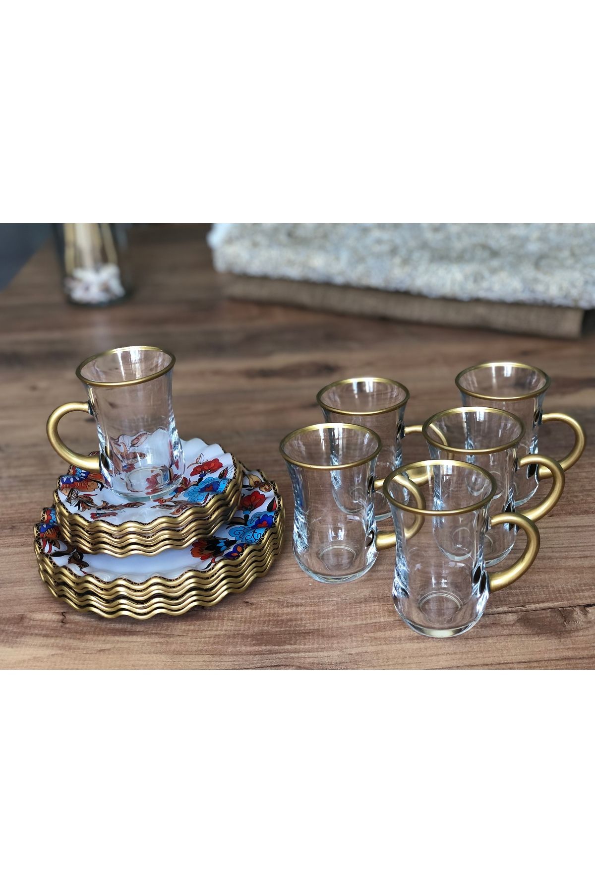 B&M Beyaz Çiçek Desenli Kıvrımlı 18 Parça Çay Keyfi Seti (Kulplu Bardak)
