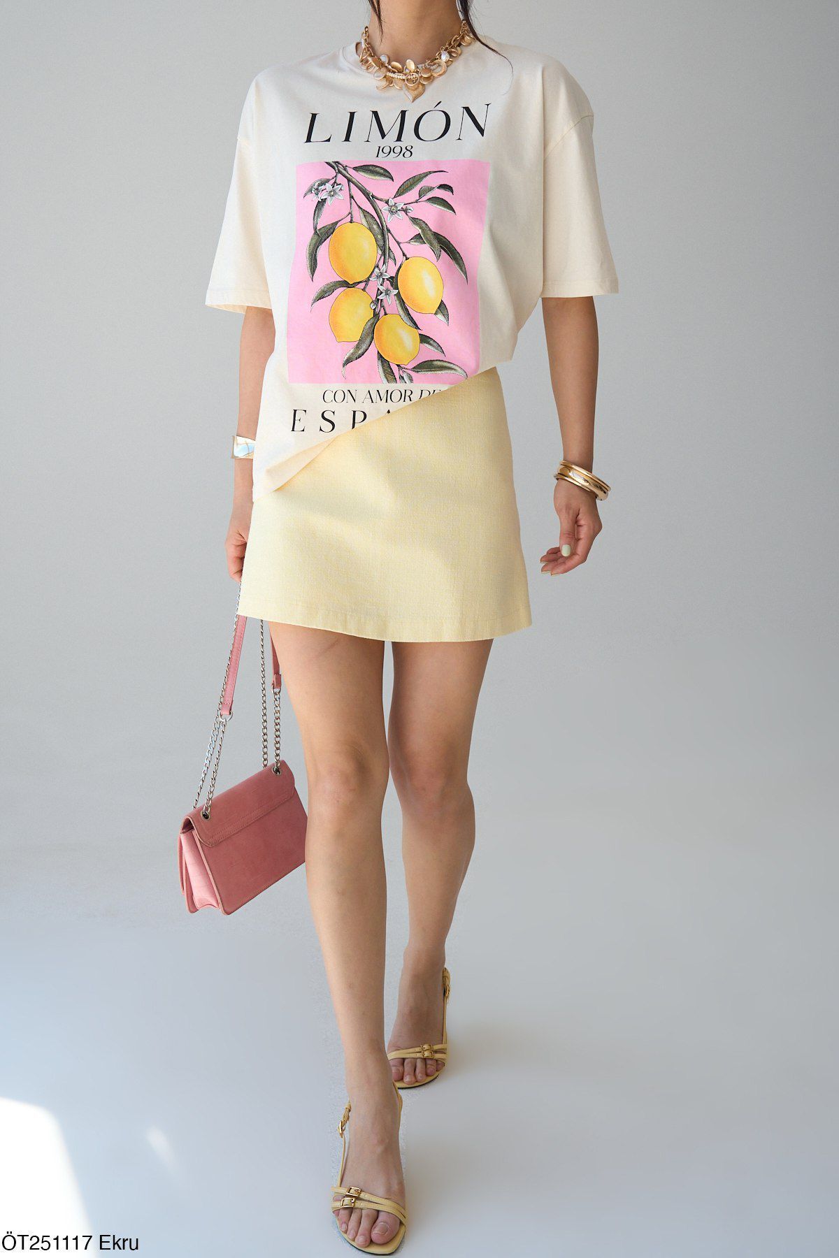 FEMMESTUDIO Kadın Beyaz Bisiklet Yaka Yazı Ve Limon Baskılı Oversize T-shirt