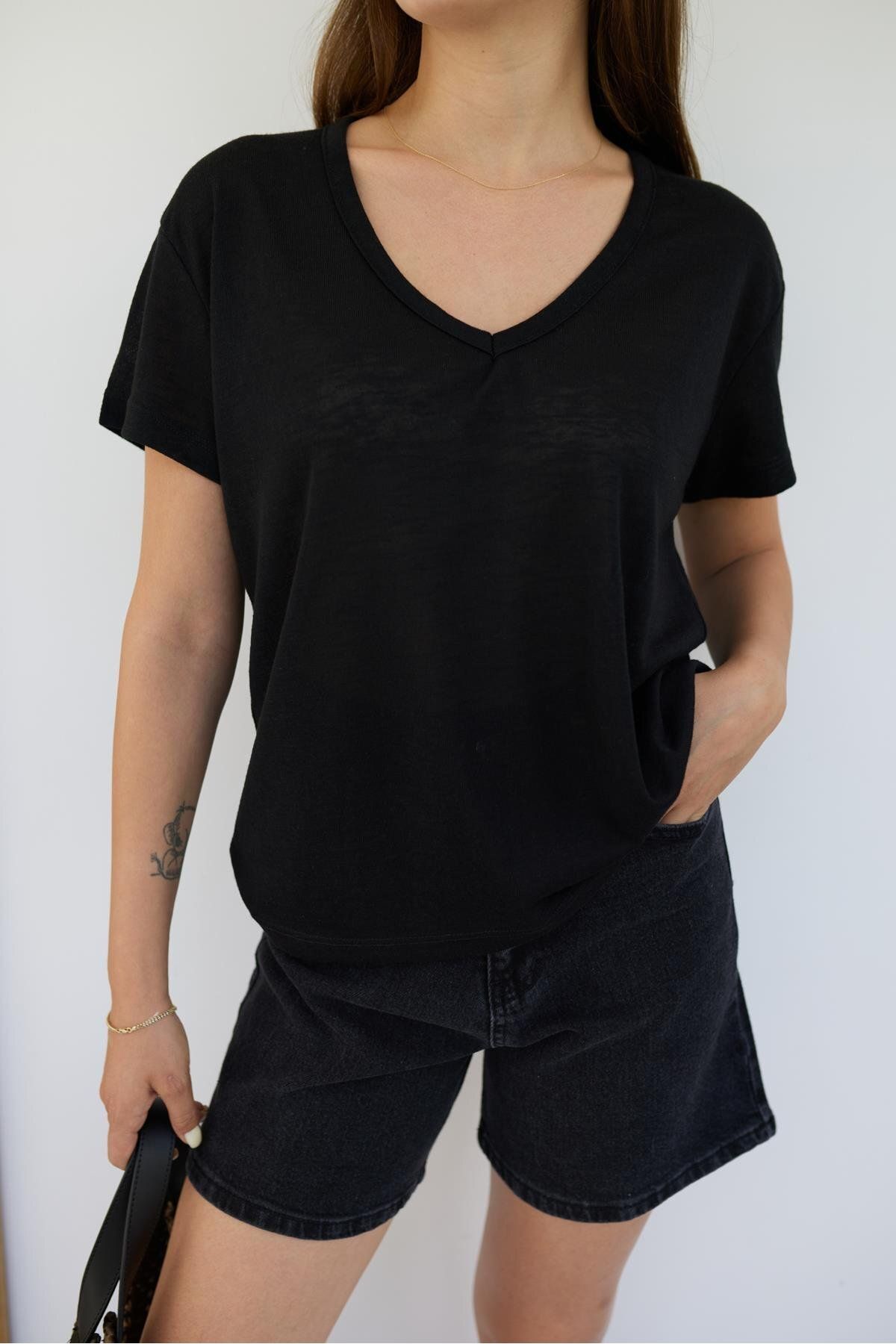 Askı Tekstil Siyah V Yaka Transpran T-Shirt
