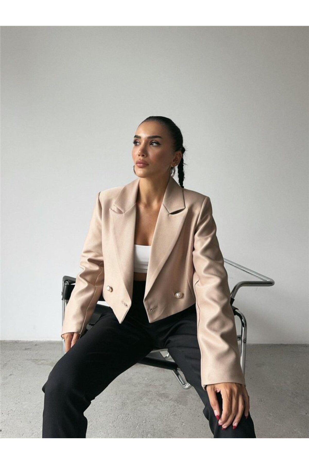 DEAG ARKASI İNCİ DÜĞME DETAYLI CROP CEKET - Bej