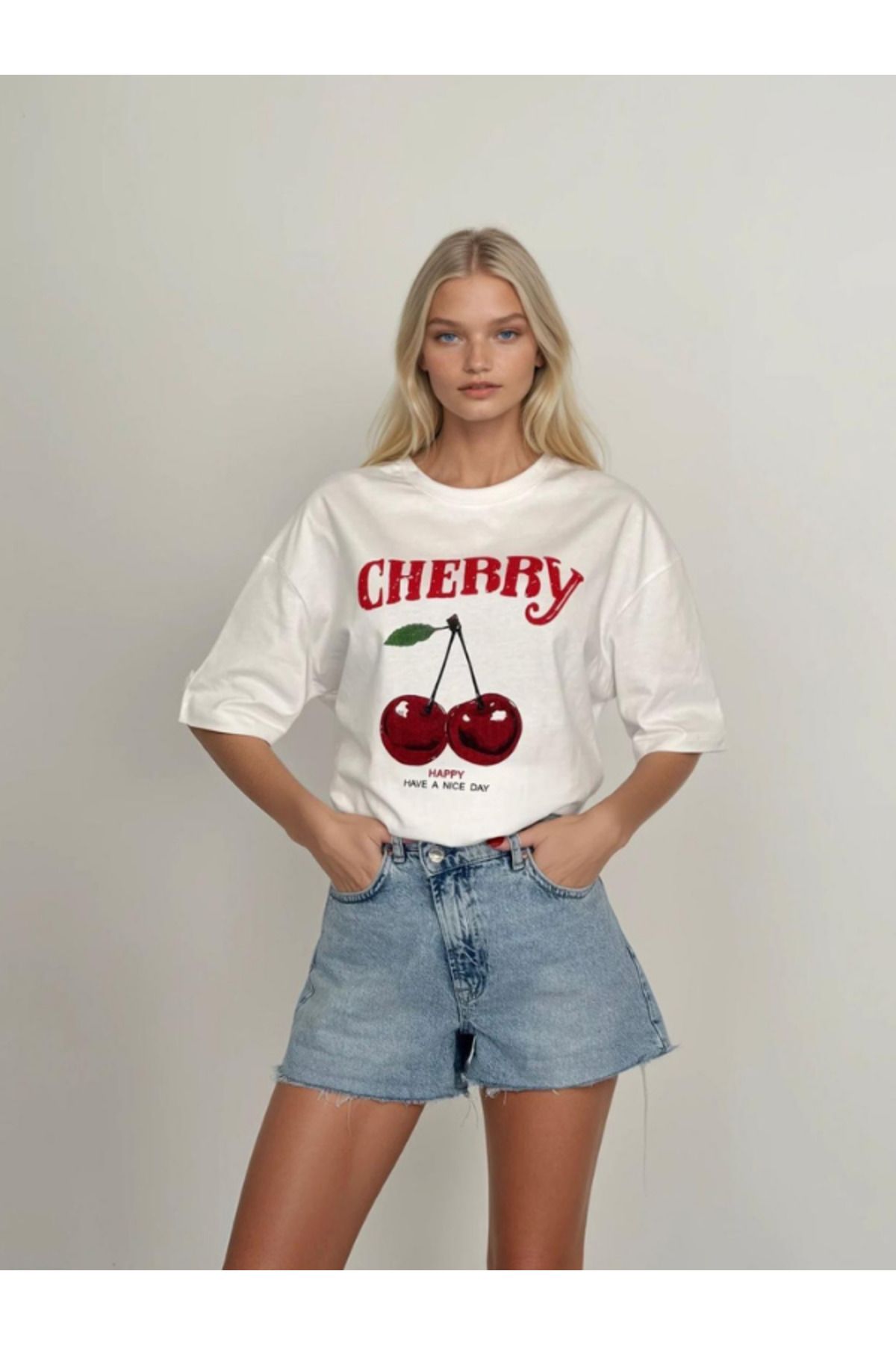 ButikHabush Kadın Kiraz Desenli Beyaz T-Shirt