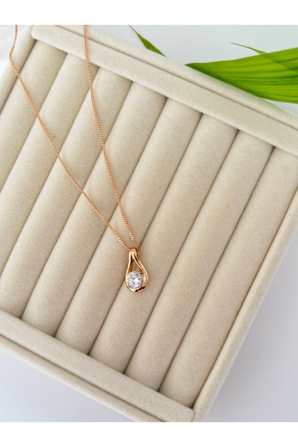 Laquila Jewellery Şık Zirkon Taşlı Çelik Kolye