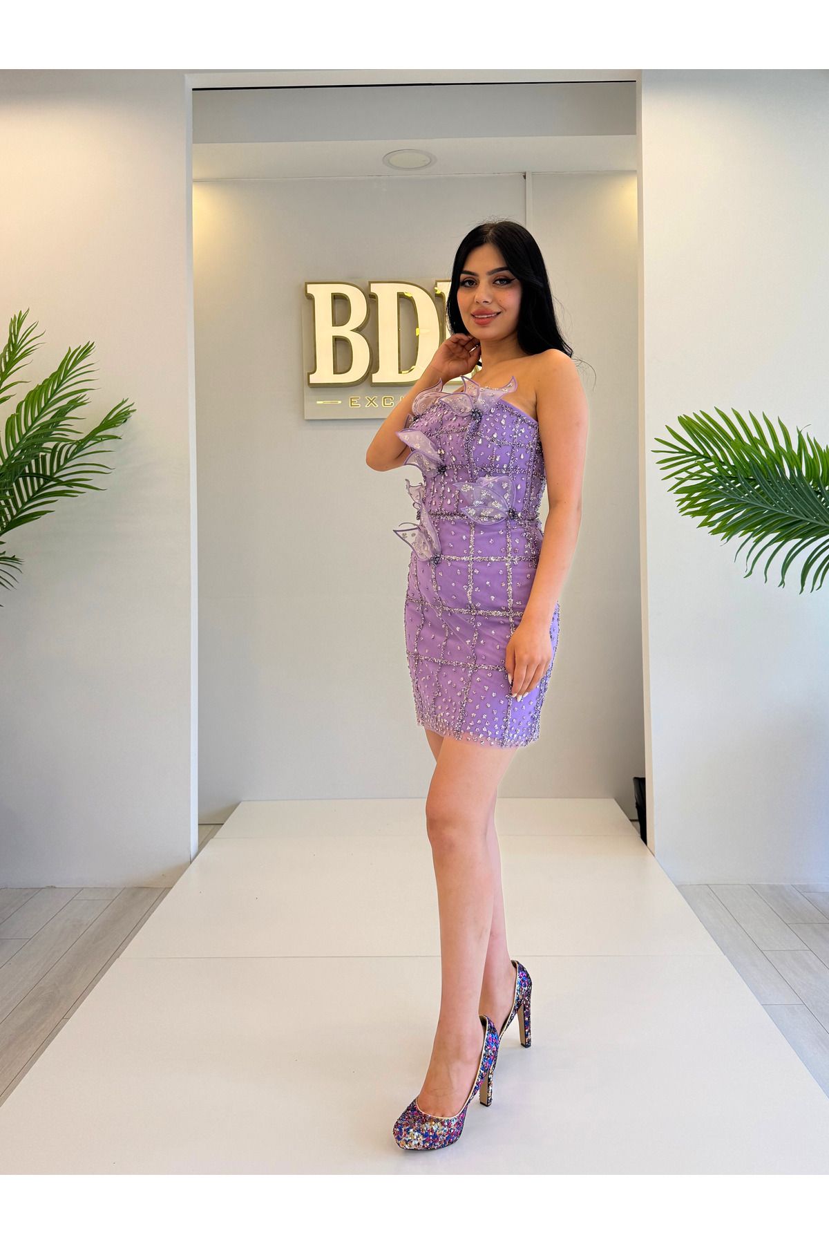BDM Exclusive Straplez Taş İşlemeli Asimetrik Tül Çicek Detaylı Kısa Abiye Elbise