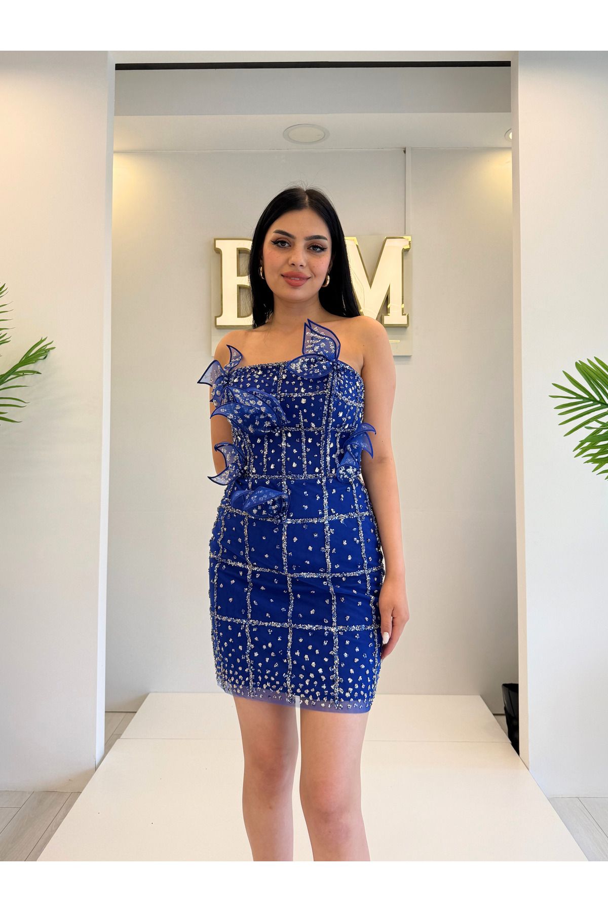BDM Exclusive Straplez Taş İşlemeli Asimetrik Tül Çicek Detaylı Kısa Abiye Elbise