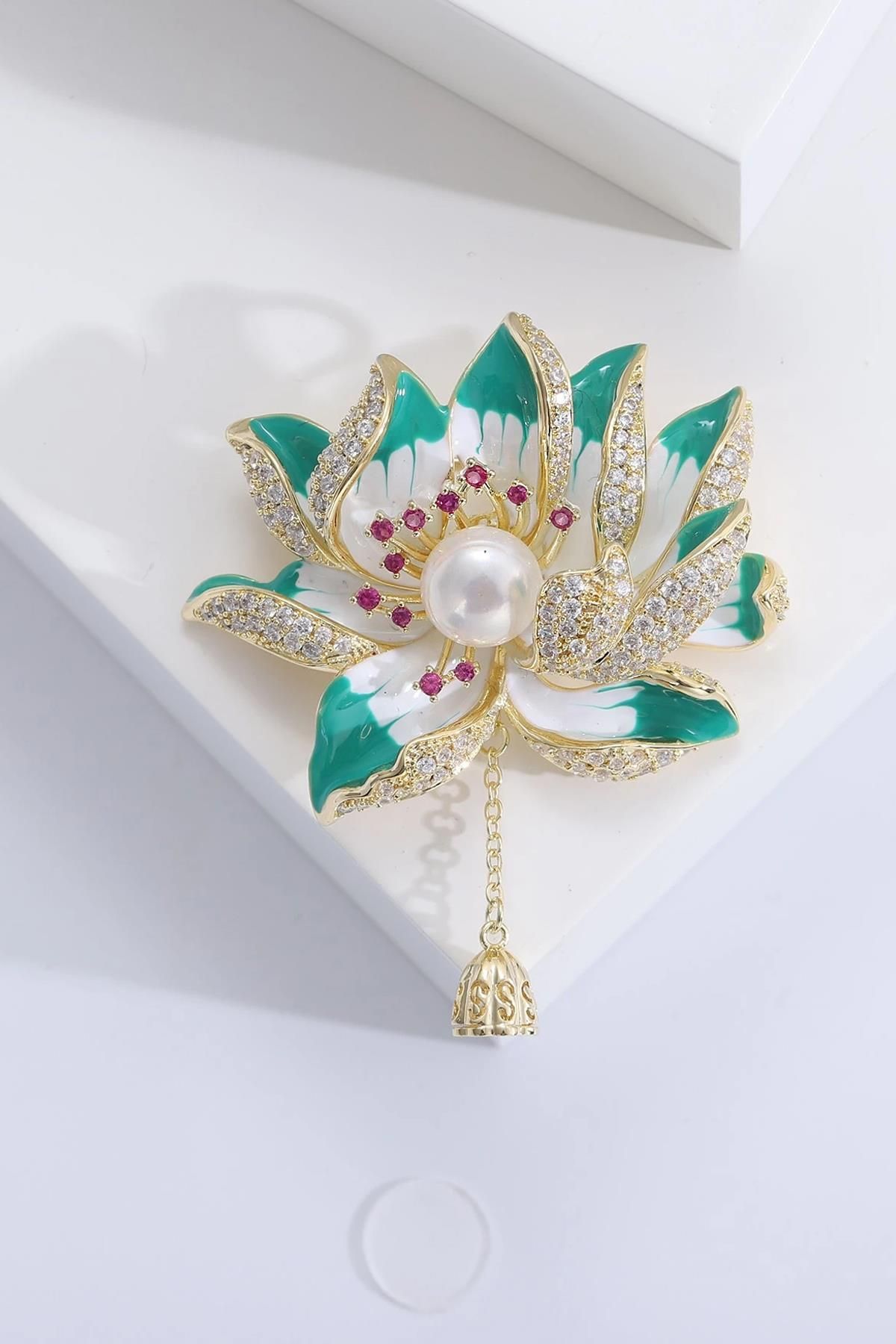 New Obsessions Zarif Taşlı ve Mineli Yaz Lotus Çiçeği Broş