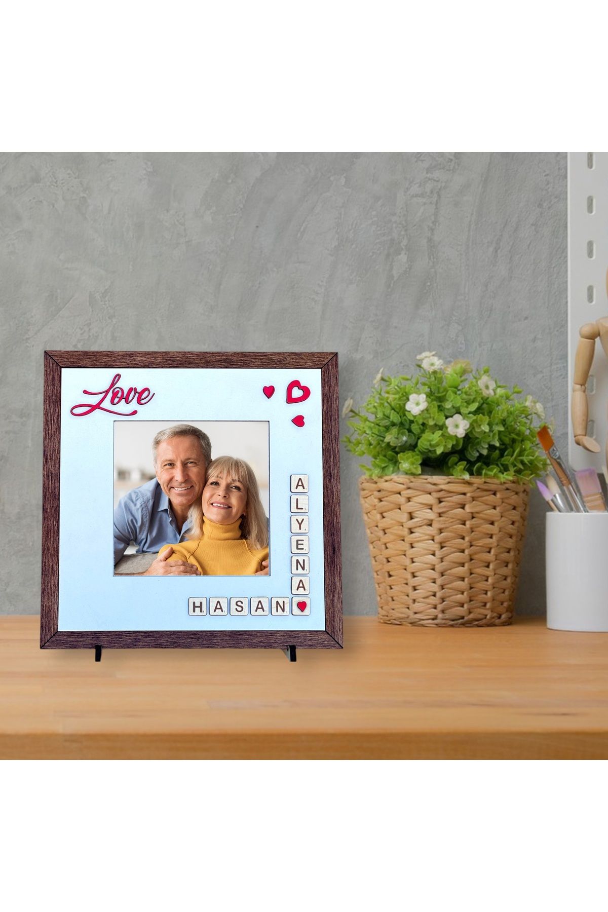 HippoDeco Kişiye Özel Aşk Temalı İsimli Ahşap Fotoğraf Çerçevesi – Sevgiliye Hediye 20x20 cm Kare