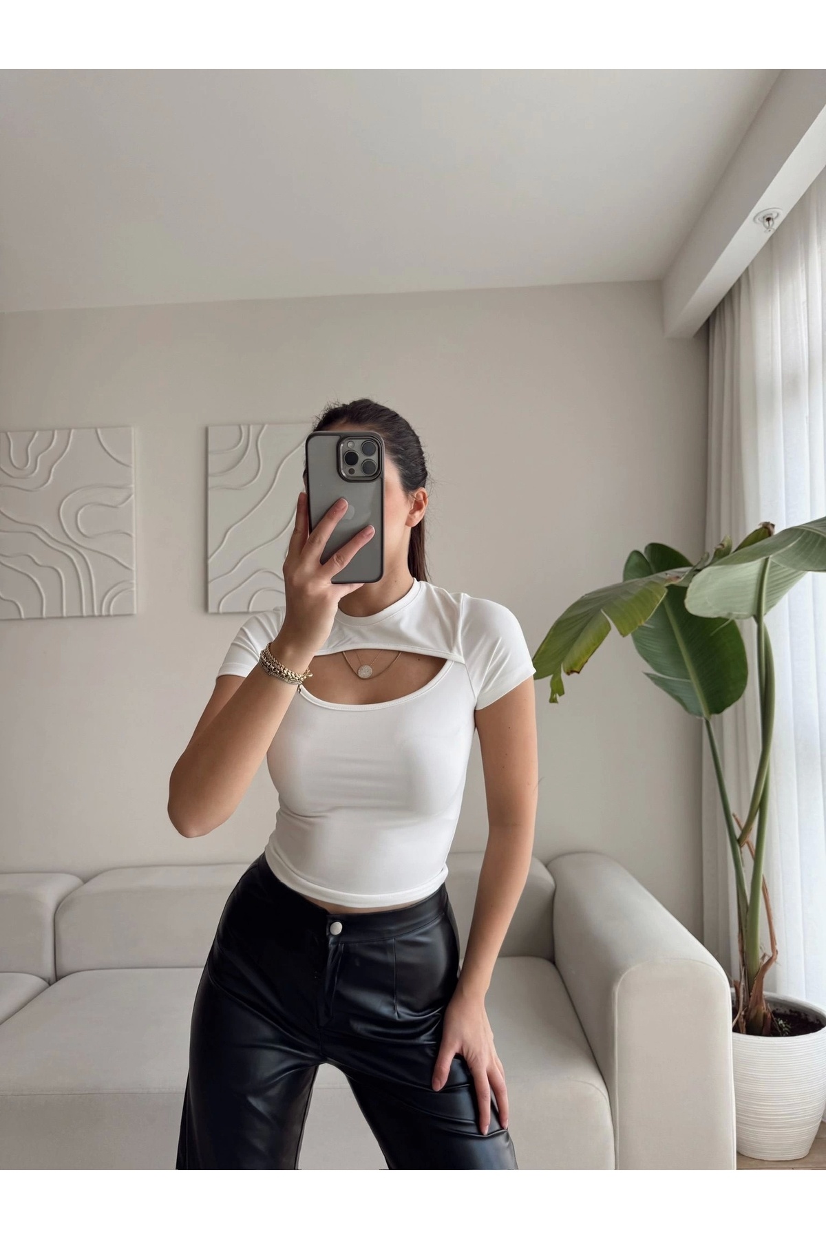 Zoom Butik-Chest Window Crop - White 2