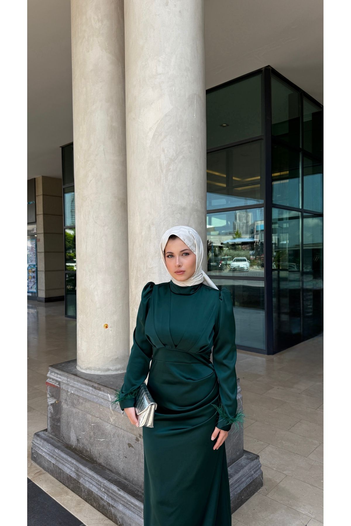 ZÜBİŞ BUTİK Kolları Tüy Detaylı Kuyruklu Saten Abiye