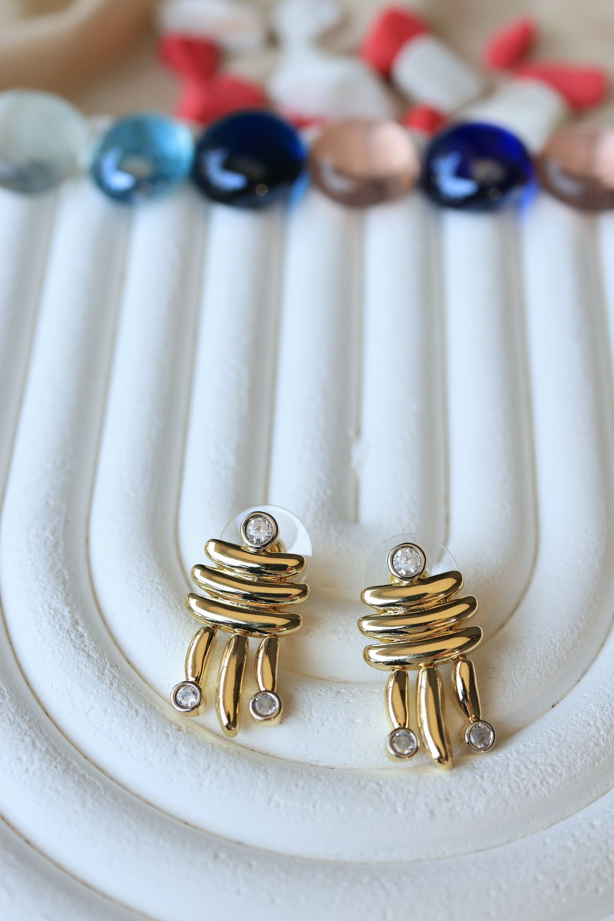 FİRST JEWELRY Sallantılı Zirkon Taşlı Gold Küpe