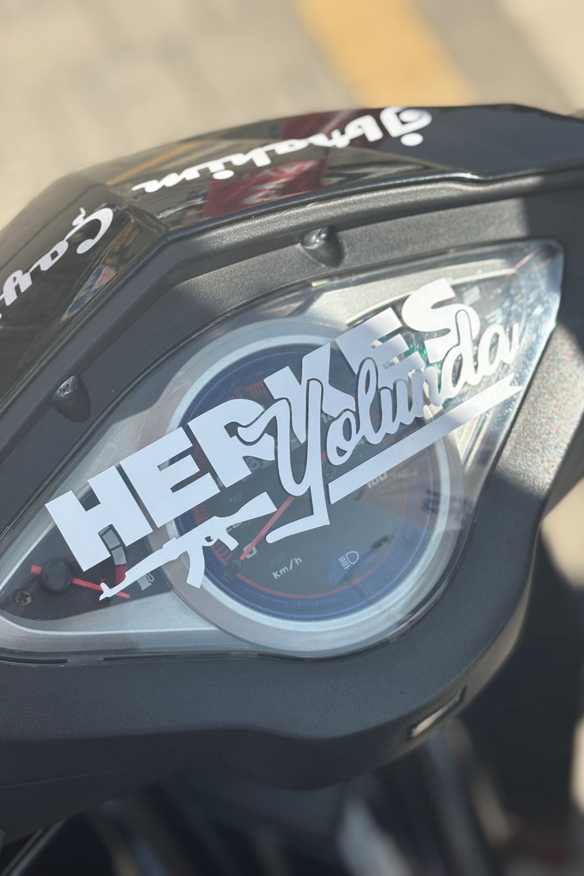 Banxtre Motor-Araba ve Kask için Beyaz Renk Herkes Yolunda Sticker Etiket (1 Adet)(15CM)