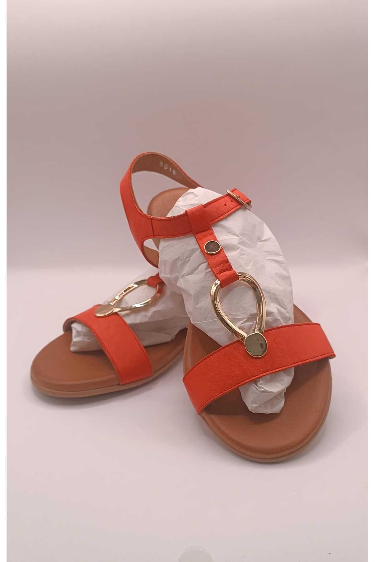 İDOL SHOES KADIN HAKİKİ DERİ ALTIN TOKA DETAYLI SANDALET