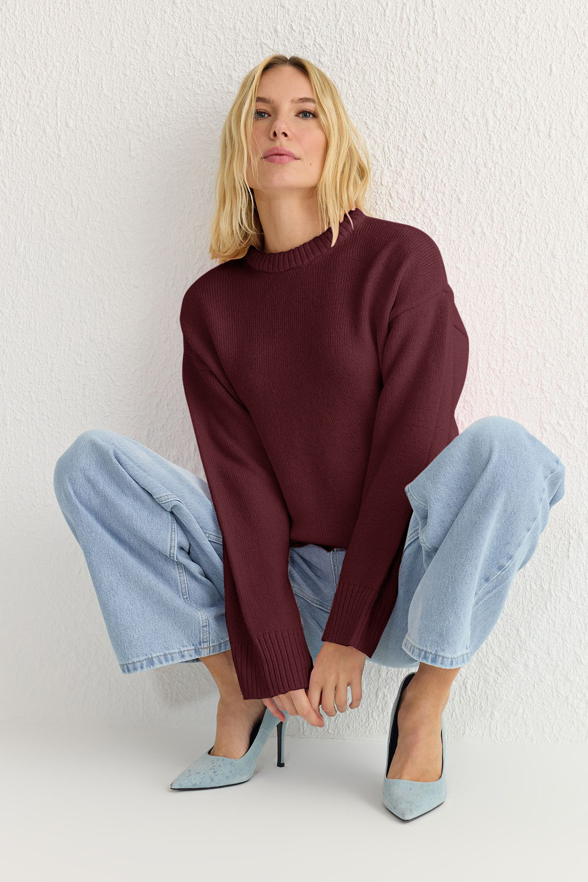 Trendyol Collection Sweter z dzianiny o szerokim wzorze w kolorze claret red, o miękkiej fakturze TWOAW25KZ00168