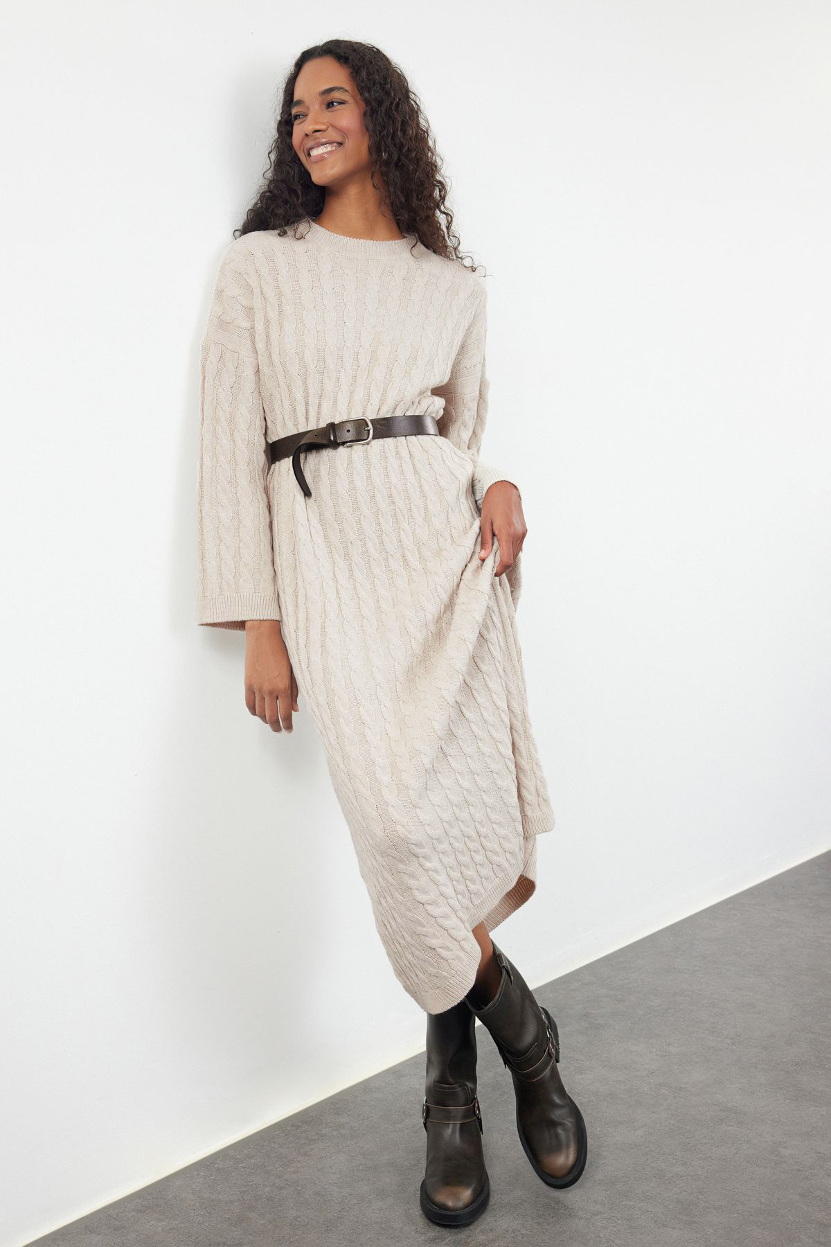 Trendyol Collection Beżowa maxi sukienka z dzianiny z plecionymi włosami, szeroki krój, długa sukienka TWOAW25EL00078