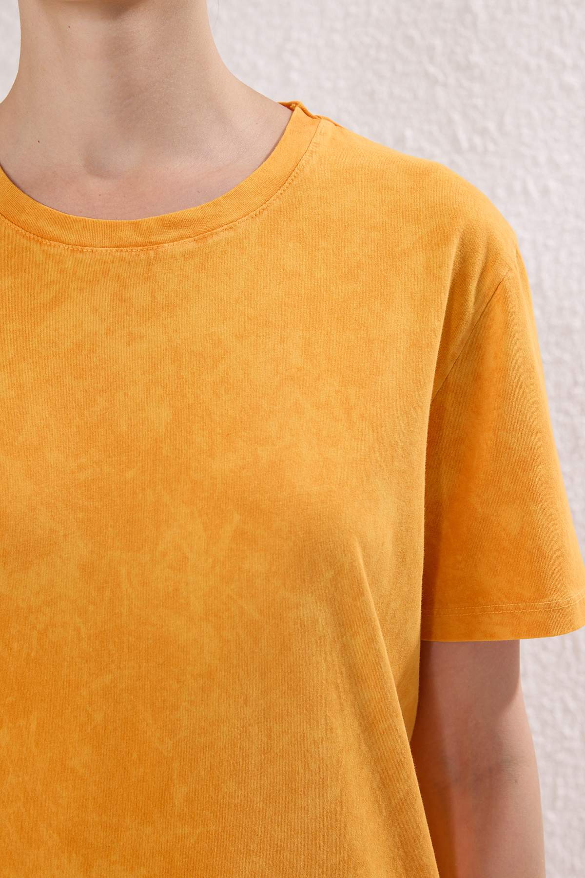 Trendyolmilla  Turuncu Kalın Pamuklu Yıkamalı/Soluk Efektli Regular/Normal Kalıp Örme T-Shirt TWOSS25TS00211 - Görsel 3