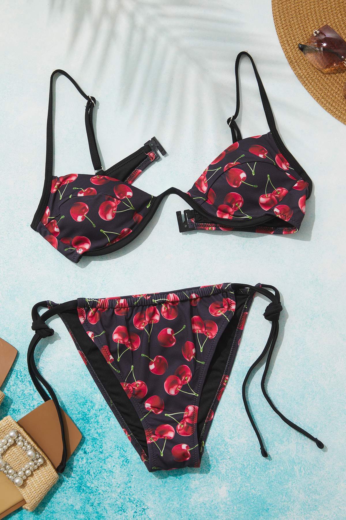Trendyolmilla Meyve Desenli V Telli Balconette Kaplı Brazilian Normal Bel Bikini Takımı TBESS25BT00033