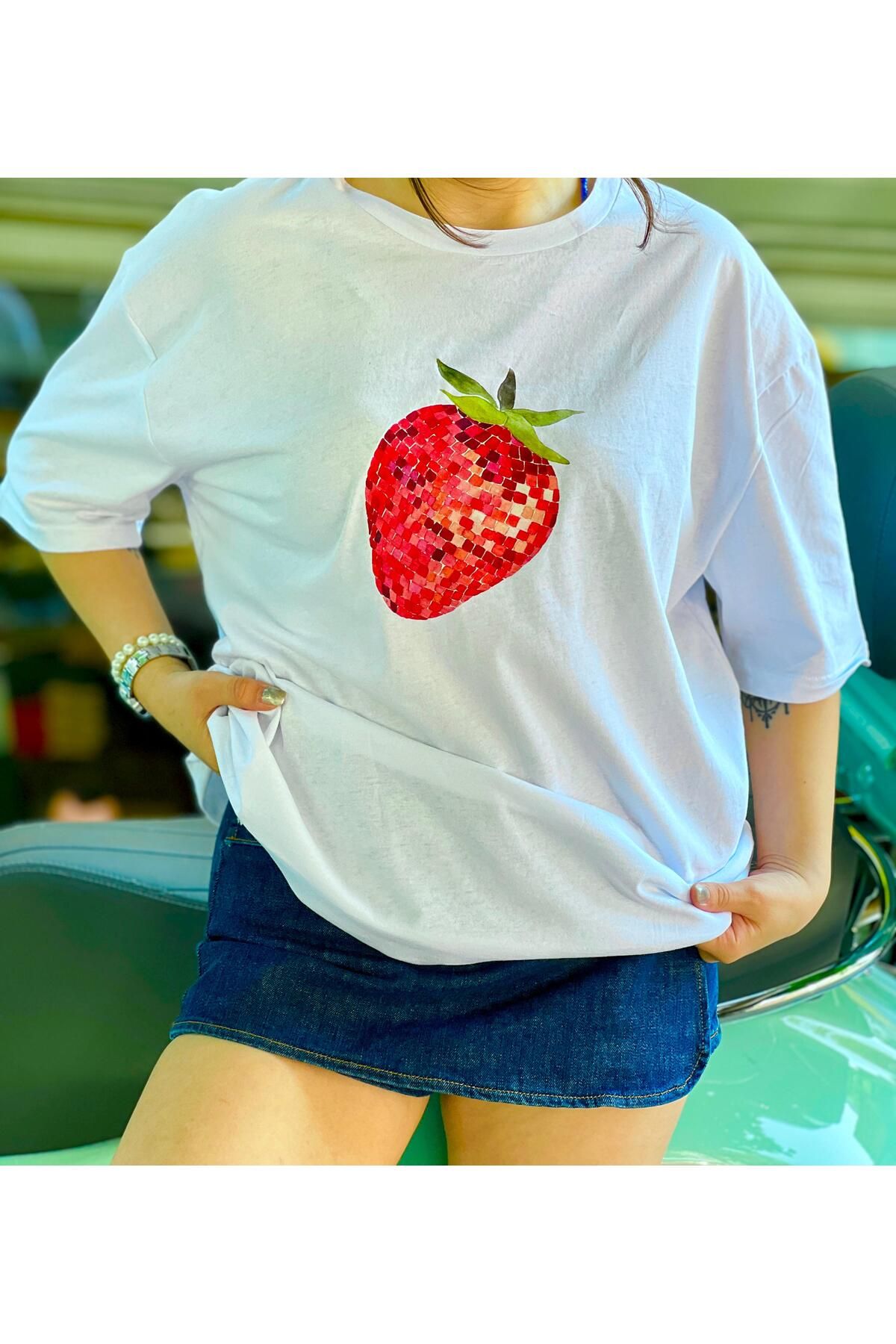 VibeGaia Beyaz Çilek Baskılı Oversize Unisex T-Shirt