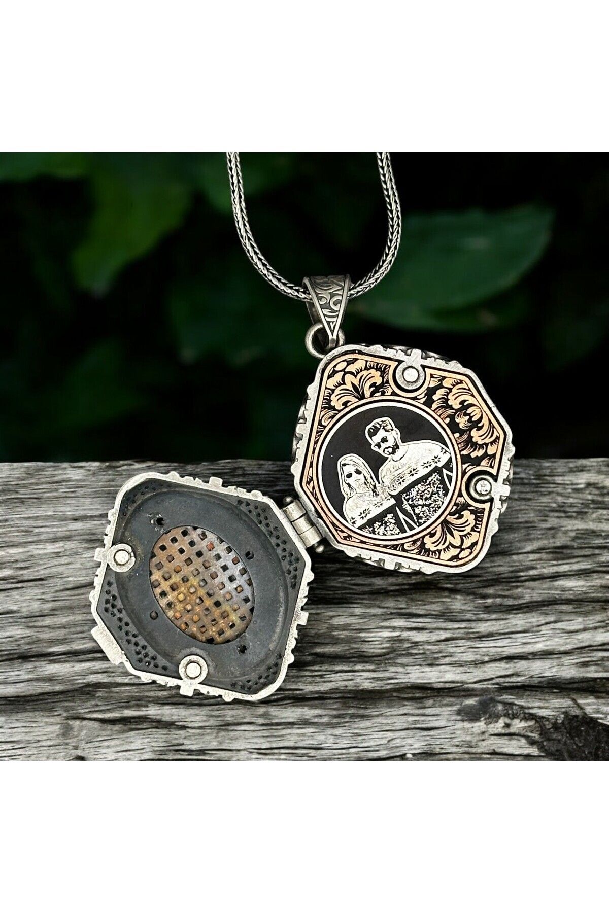 JEICON ATELIER Monogram Harf Ve Fotoğraf İşlemeli 925 Ayar Gümüş Kapaklı Madalyon