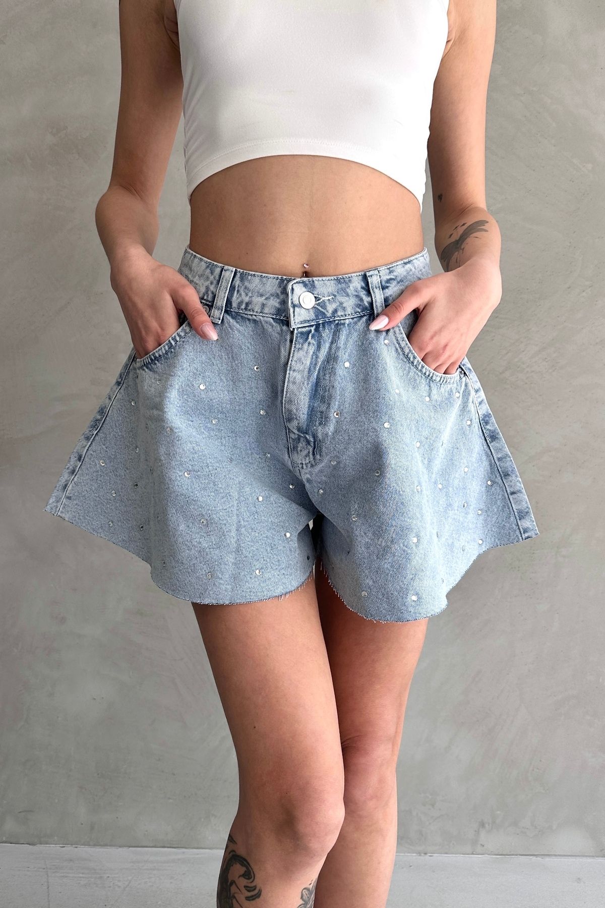 ZAROLİ Taş Detaylı Dikişsiz Geniş Paça Denim Şort