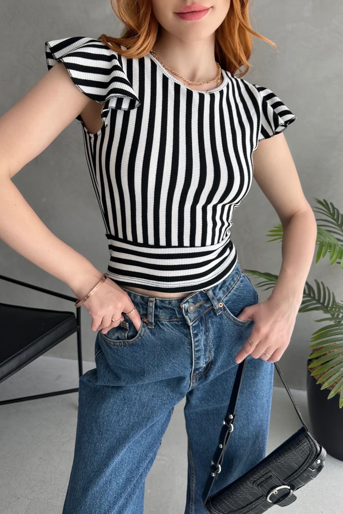 defiletekstil Siyah Beyaz Çizgili Sırtı Fiyonk Bağlamalı Crop Bluz