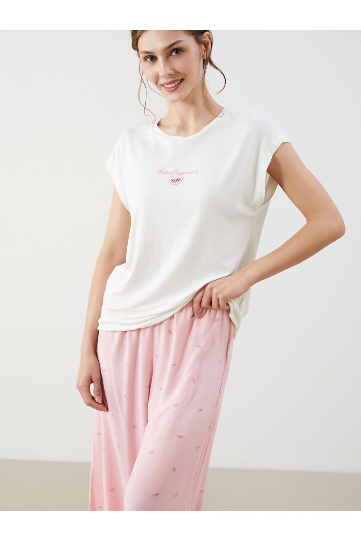 LC Waikiki Yeni Sezon Bisiklet Yaka Baskili Kadin Kaprili Pijama Takimi - S5HF59Z8