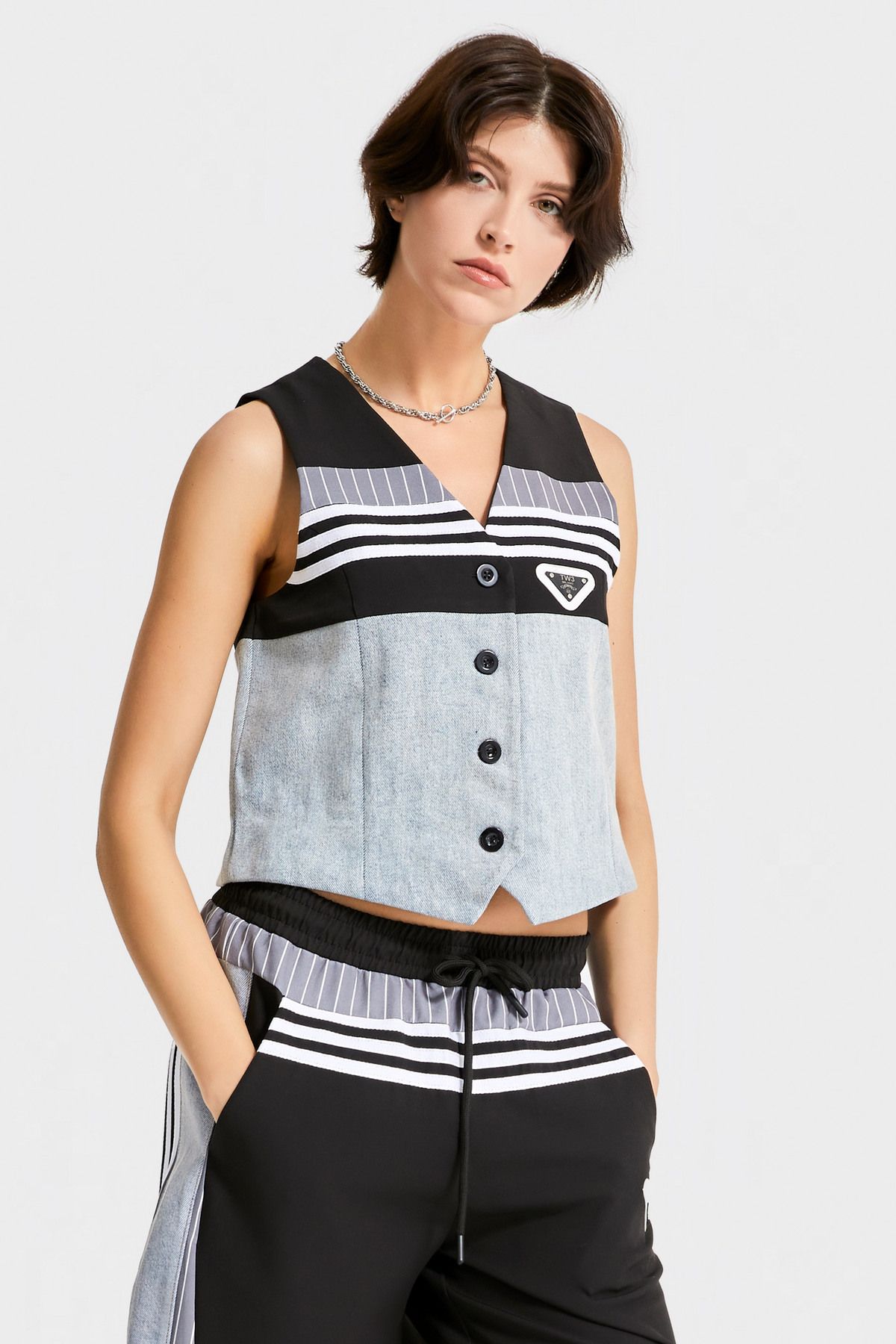its basic Kadın Gri Renk Kumaş Denim Parçalı Önden Düğmeli Sıfır Kol Tasarım Denim Yelek