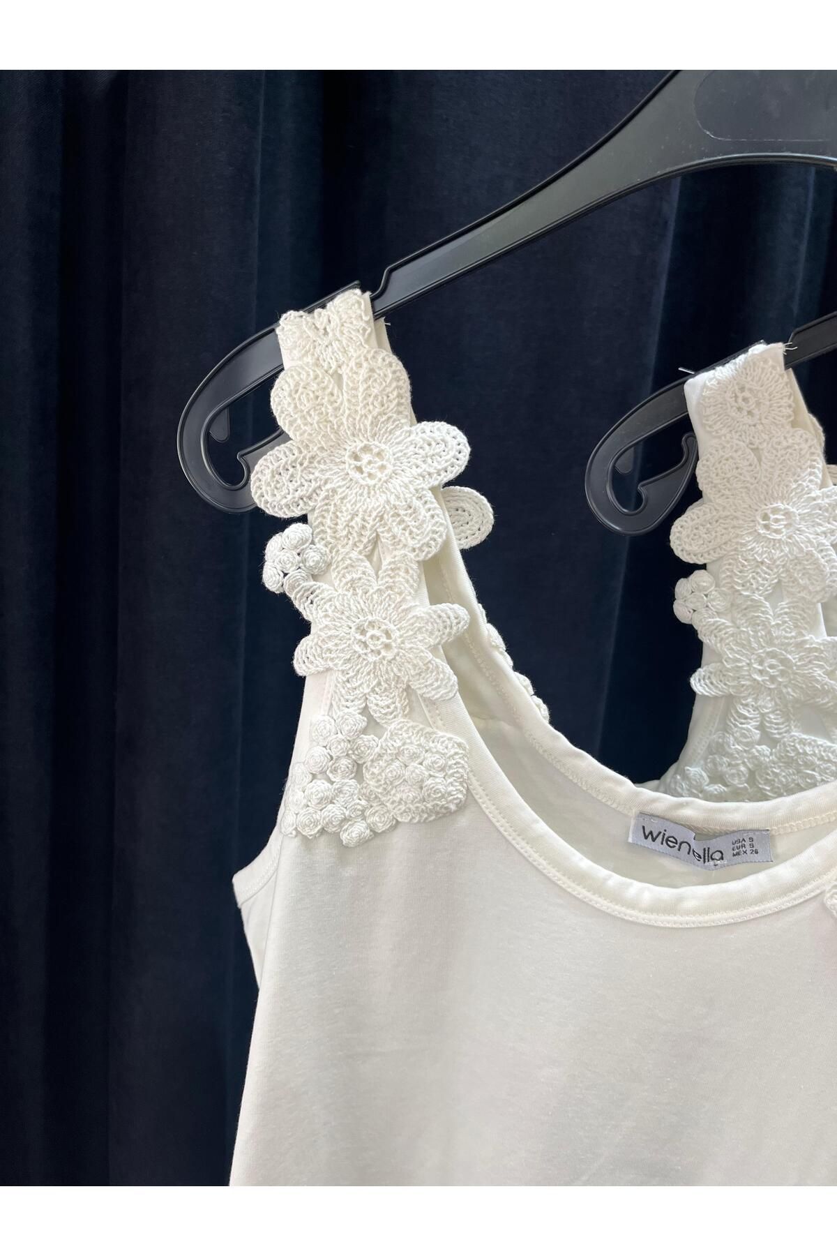 Butik aplik çiçek motifli atlet