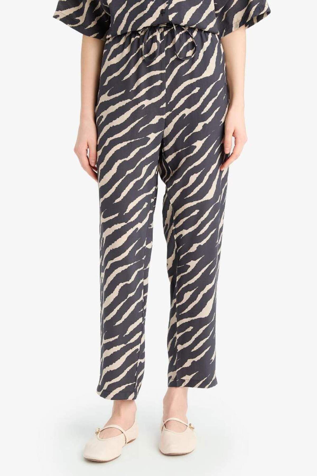 DeFacto Yeni Sezon Carrot Fit Zebra Desenli Modal Kumaş Pantolon Çift Cepli Yüksek Bel Düz Paça