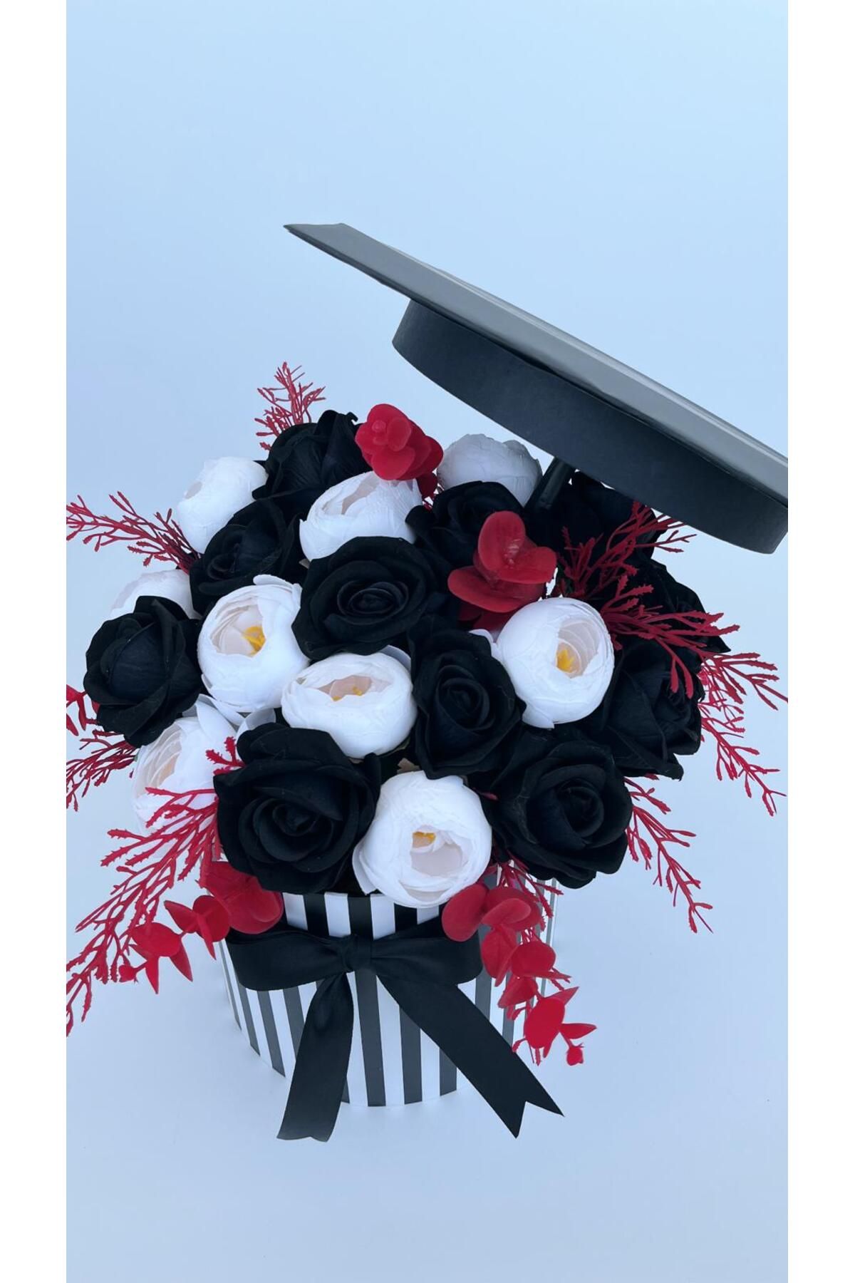 lavinia flowers design Mezuniyet Temalı Siyah Beyaz Yapay Çiçek Aranjmanı (VİCTORY PETALS)