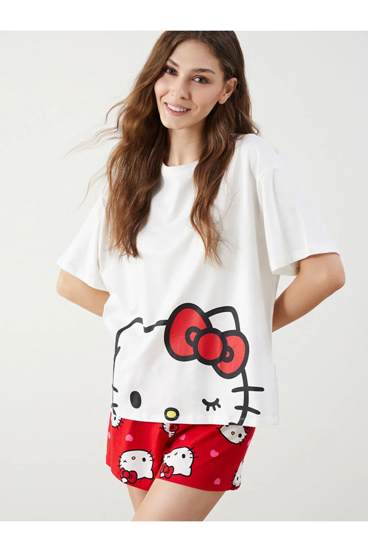 LC Waikiki LCW Young Kirmizi Bisiklet Yaka Hello Kity Baskılı Kadın Şortlu Pijama Takımı