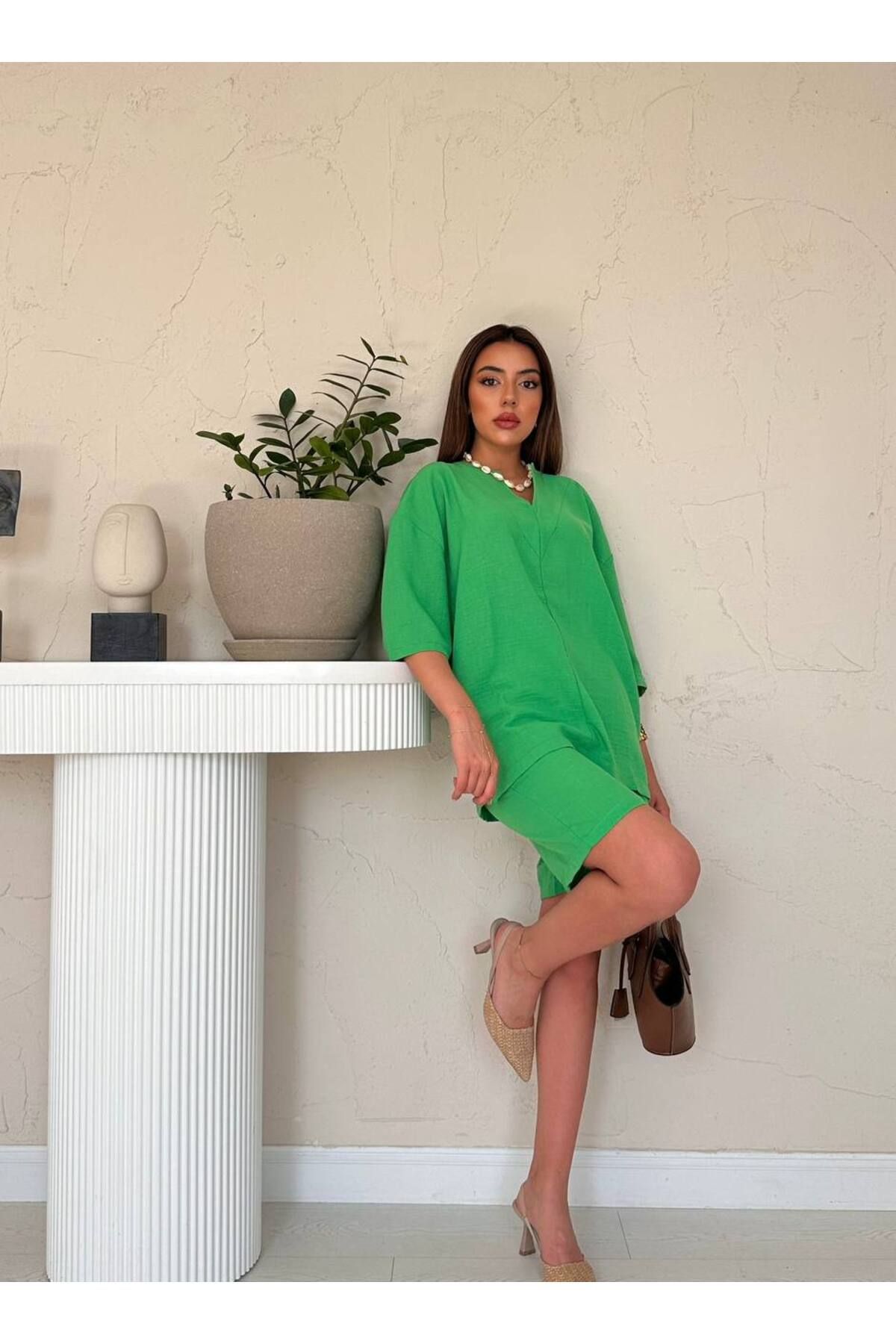Castivo Fashion yarım Kollu V Yaka Salaş Şortlu Kadın Takım