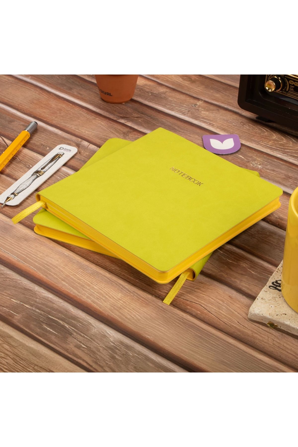 DİVAL 16,5x16,5 cm Fıstık Yeşil Yumuşak Deri Kapak Noktalı Tarihsiz Dikişli Defter