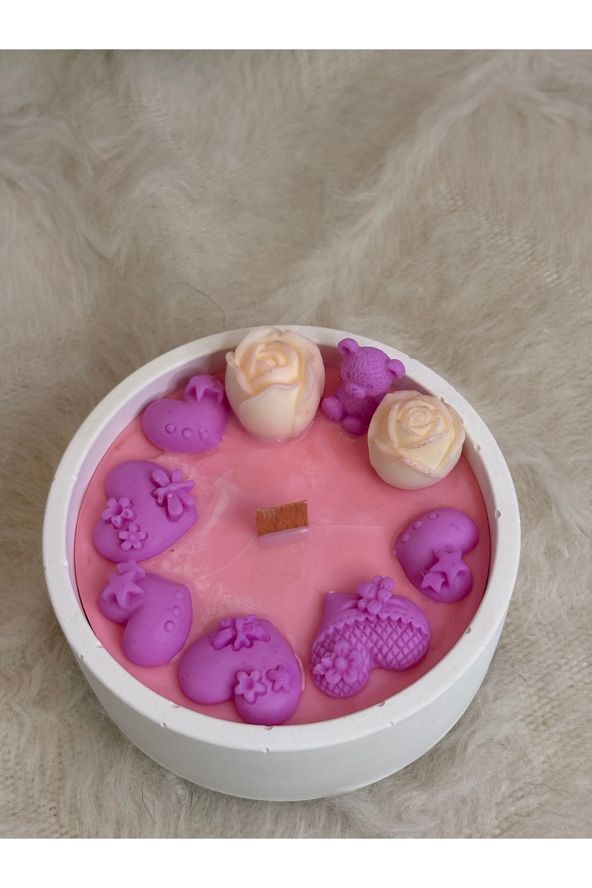Güneşim Tasarım Soya Wax & Ahşap Fitilli Gül ve Ayıcık Figürlü Pembe Dekoratif El Yapımı Mum