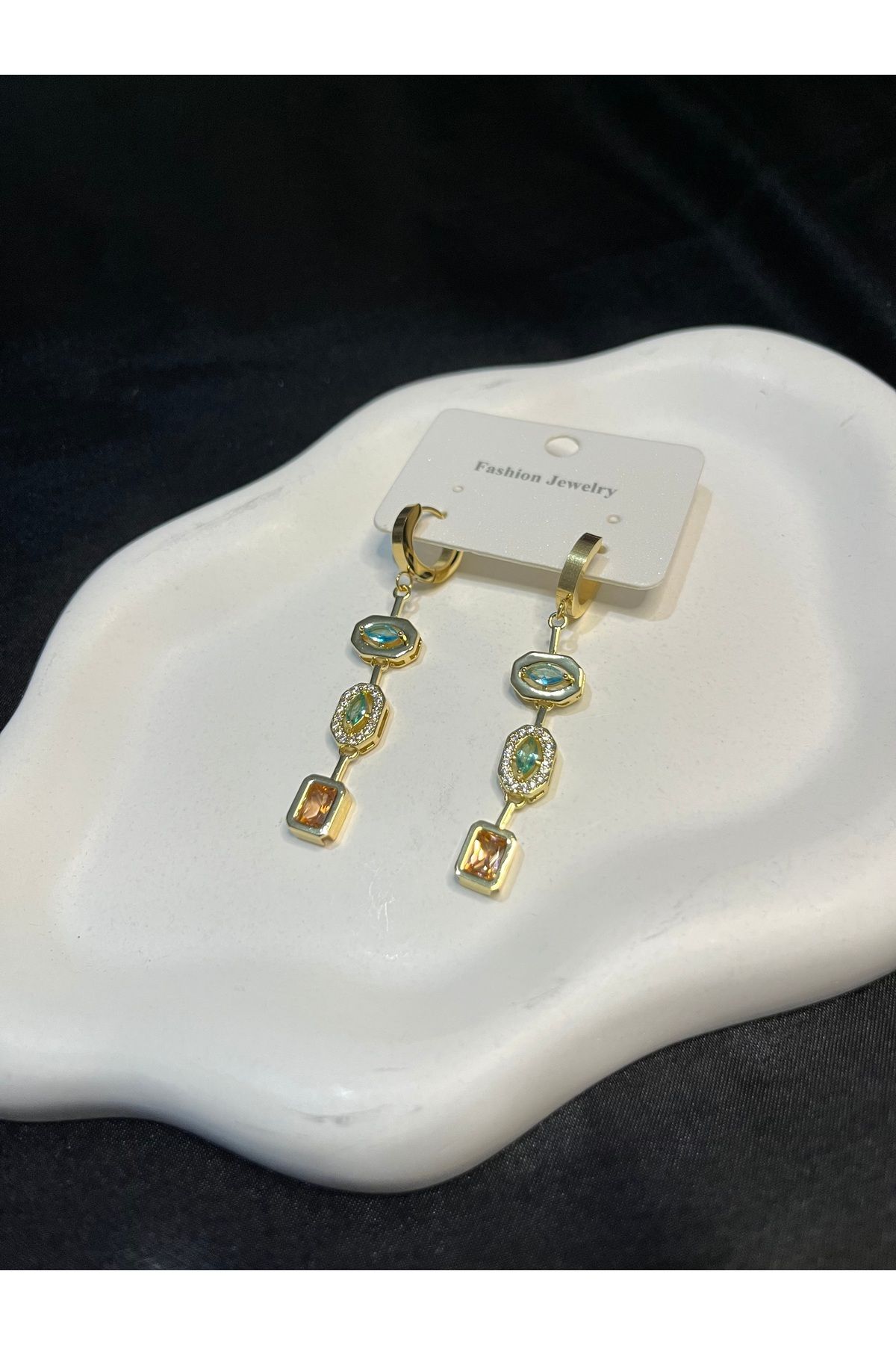 Fam&Co Jewelry Altın Renk Uzun Taşlı Zarif Kadın Küpe – Işıltılı Şık Tasarım