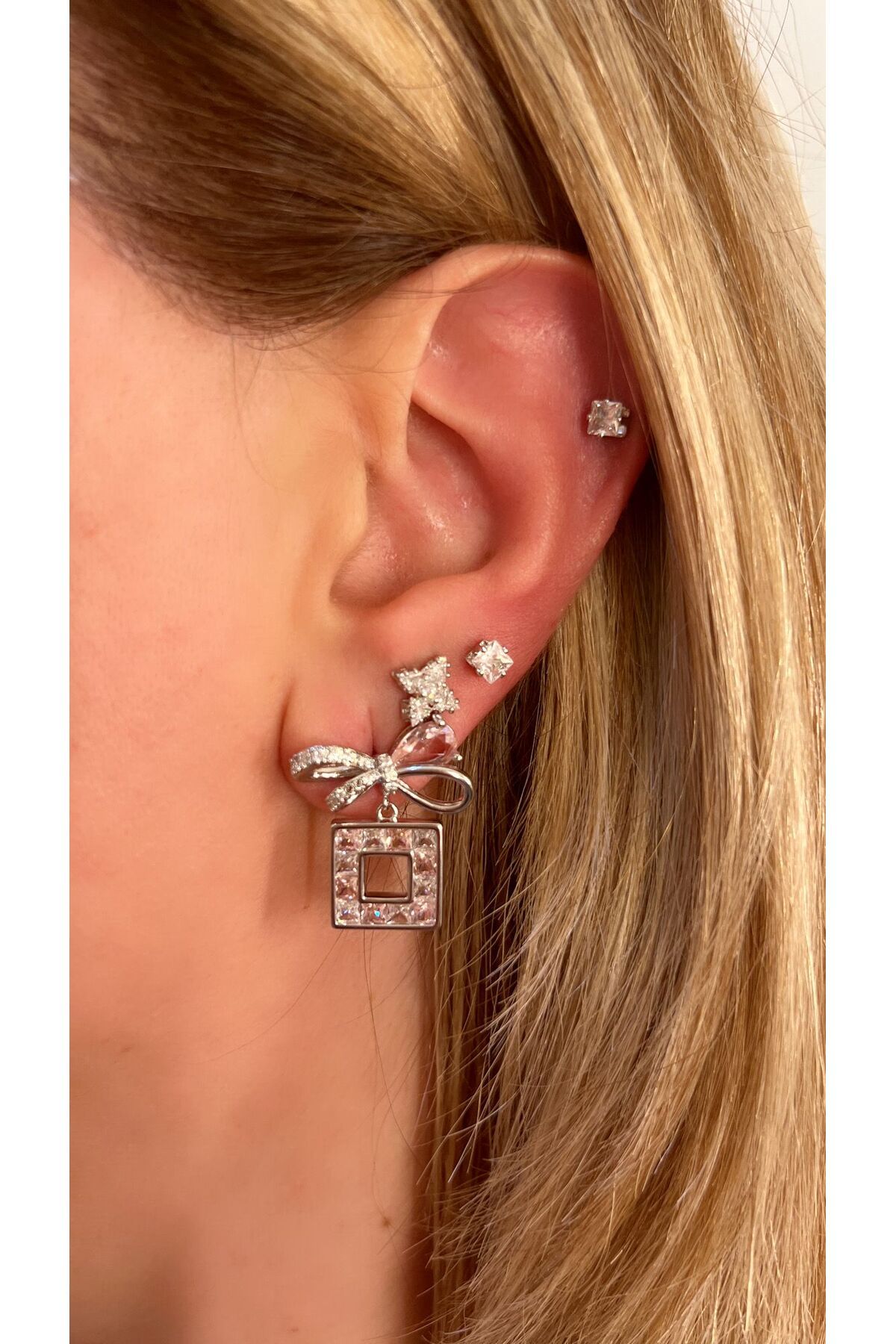Store Diva Charm Gümüş İğneli Pembe Taşlarla Bezenmiş Fiyonk Detaylı