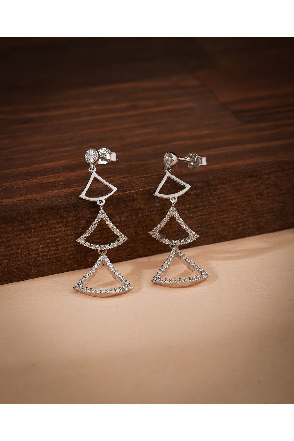 Roza Silver 925 Ayar Zirkon Taşlı Rodyum Üçgen Motifli Şık Özel Tasarım Sallantılı Gümüş Küpe